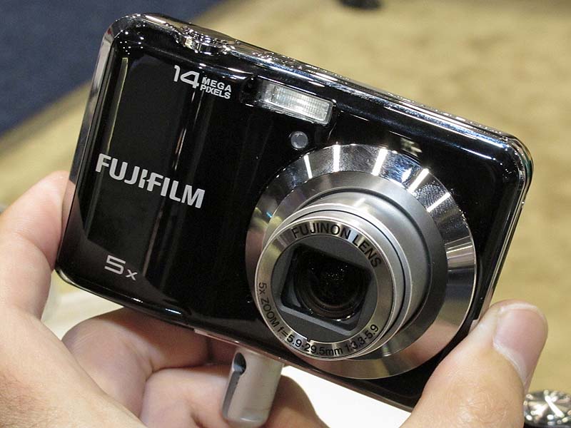<b>FinePix AX300（99.95ドル）。1,400万画素。5倍ズームレンズ。2.7型液晶モニター。単3電池対応</b>