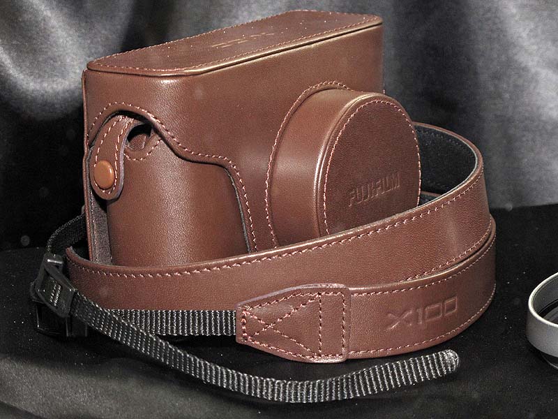 <b>速写ケースやロゴ入りストラップもラインナップする予定</b>