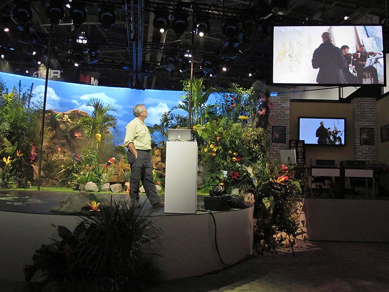 <b>ブースのステージでは写真家を招いてのセミナーなどを実施していた</b>