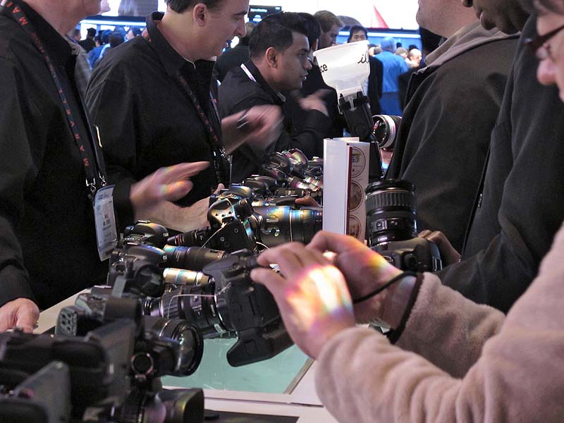 <b>新製品の発表はなかったがデジタル一眼レフカメラコーナーも人気</b>