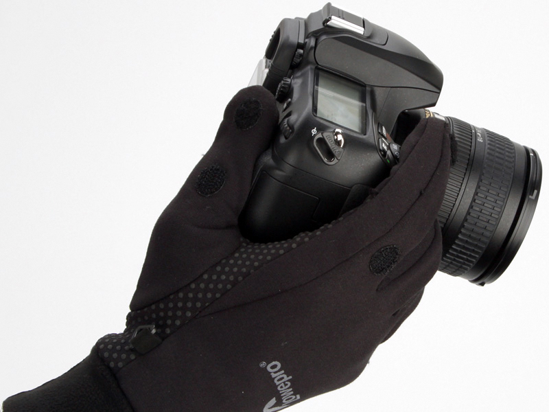 <b>指先を露出させた状態（左）と一般的な手袋として使用した状態（右）</b>