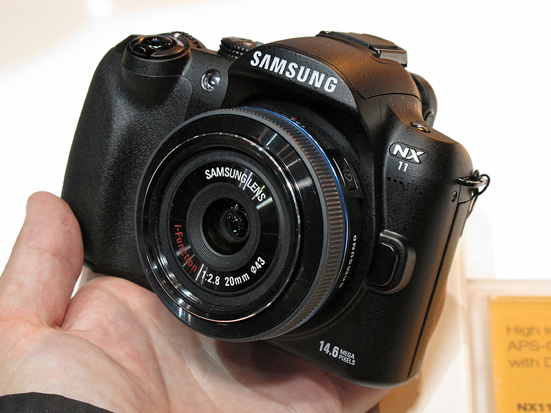 <b>NX11。装着レンズは20mm F2.8（以下同）</b>