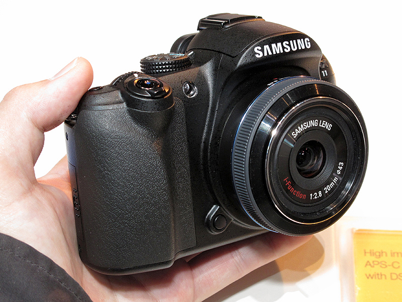 <b>NX11。装着レンズは20mm F2.8（以下同）</b>