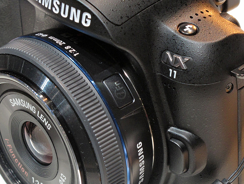 <b>レンズ鏡胴にiFnボタンがある。押した後にリングを回すとパラメーターが変化する。iFnボタンを押すたびにパラメーターの種類が循環する</b>