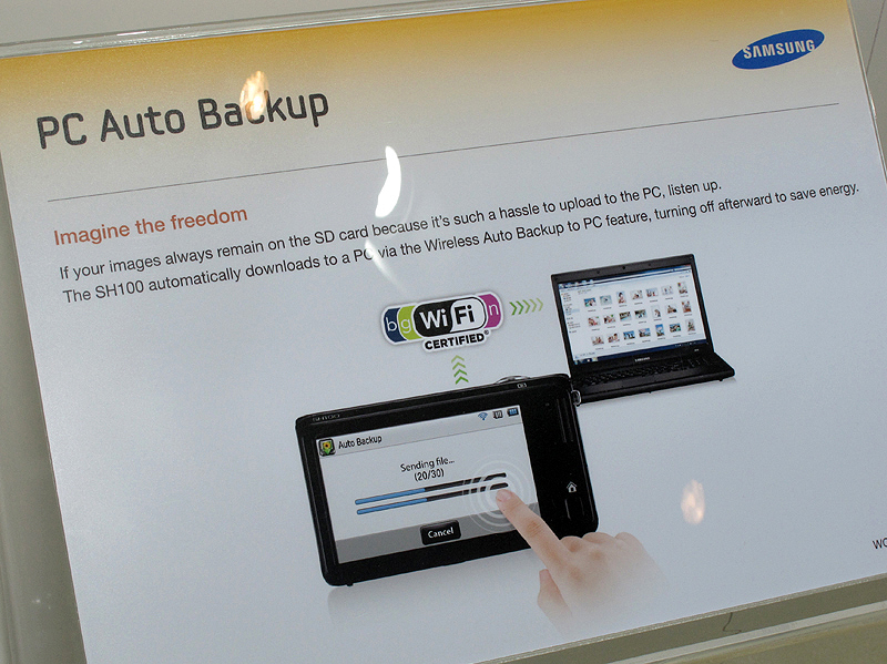 <b>無線LANを利用した画像の自動バックアップなどが利用できる</b>