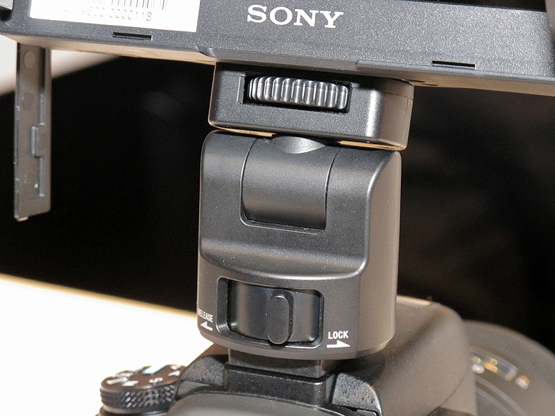 <b>フレキシブルなシューにより角度を自由に変えることができる</b>