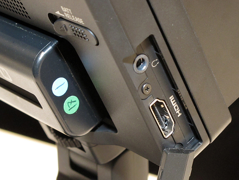 <b>入力はHDMI。ヘッドホン出力も備える</b>