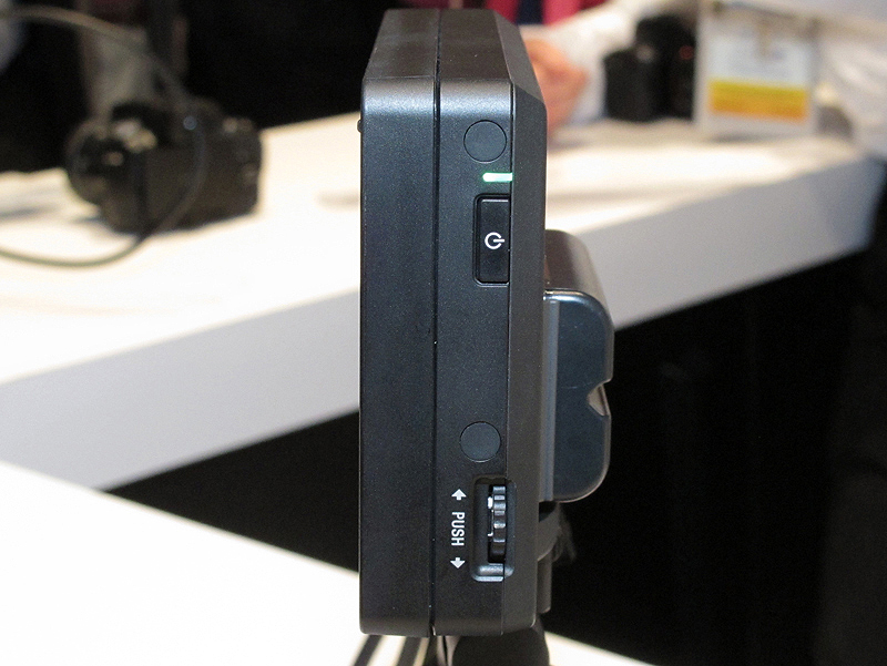 <b>フードを畳んだところ。側面に電源スイッチとメニュー操作用のスイッチを備える</b>