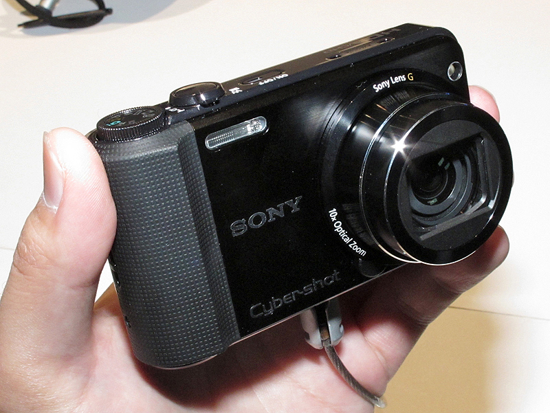 <b>サイバーショットDSC-HX7V（300ドル）。GPS、電子コンパス内蔵。画素数1,610万。レンズは25mm相当の10倍ズーム。液晶モニターは3型</b>