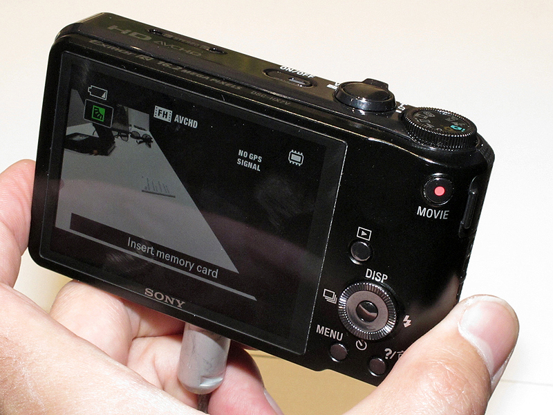 <b>サイバーショットDSC-HX7V（300ドル）。GPS、電子コンパス内蔵。画素数1,610万。レンズは25mm相当の10倍ズーム。液晶モニターは3型</b>