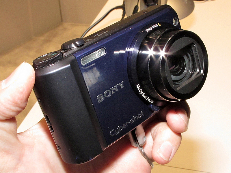 <b>サイバーショットDSC-H70（230ドル）。画素数1,610万。レンズは広角25mm相当からの10倍ズーム。液晶モニターは3型</b>