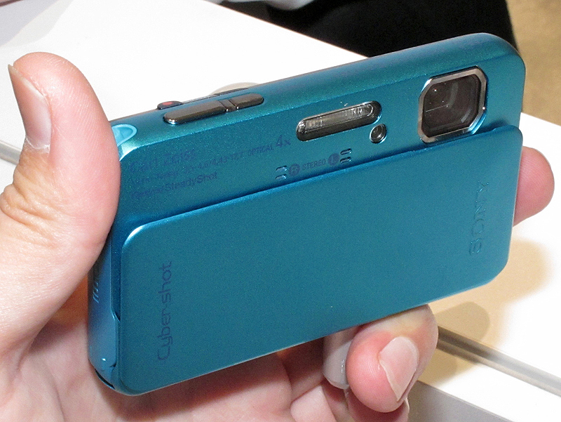 <b>サイバーショットDSC-TX10（330ドル）。防塵防水、耐衝撃、耐低温性能対応。画素数は1,610万。レンズは広角25mmからの5倍ズーム。タッチパネル式の3型液晶モニター搭載</b>