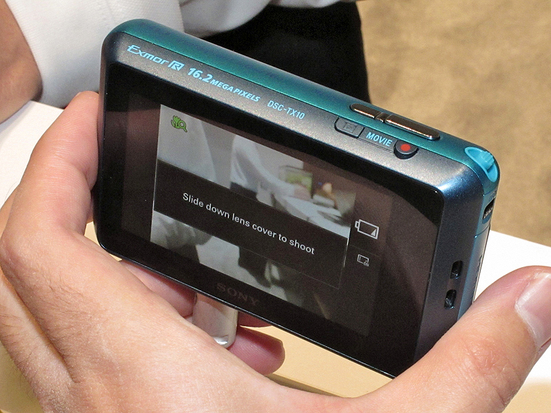 <b>サイバーショットDSC-TX10（330ドル）。防塵防水、耐衝撃、耐低温性能対応。画素数は1,610万。レンズは広角25mmからの5倍ズーム。タッチパネル式の3型液晶モニター搭載</b>