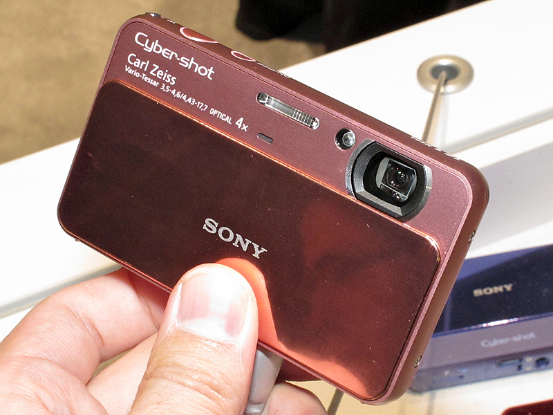 <b>サイバーショットDSC-T110（230ドル）。画素数1,610万。広角25mm相当からの4倍ズームレンズ搭載。3型タッチパネル液晶モニター採用</b>