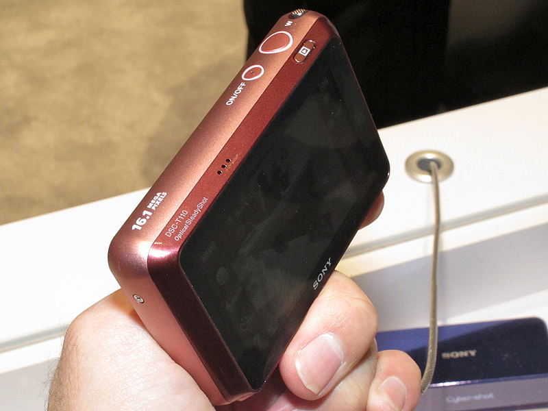 <b>サイバーショットDSC-T110（230ドル）。画素数1,610万。広角25mm相当からの4倍ズームレンズ搭載。3型タッチパネル液晶モニター採用</b>