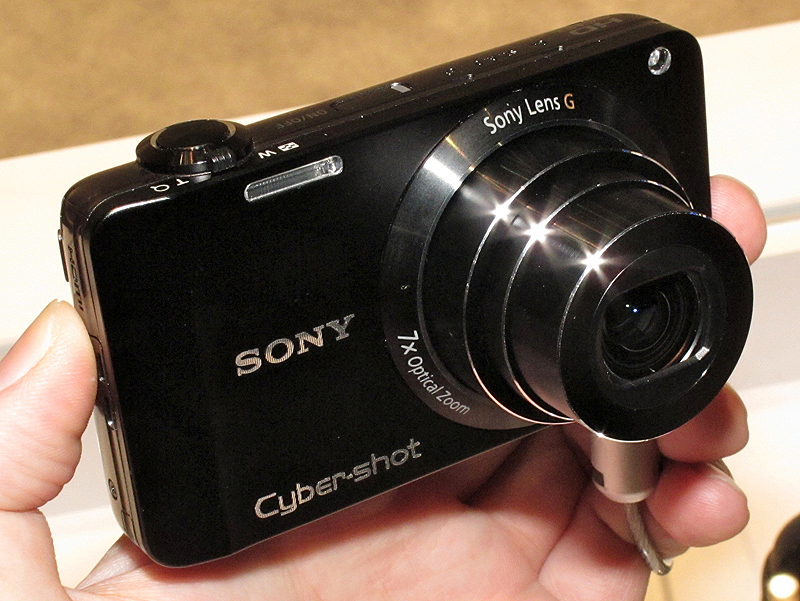 <b>サイバーショットDSC-WX10（280ドル）。ハイスピードリニアフォーカス対応。画素数は1,610万。広角24mm相当からの7倍ズームレンズ。液晶モニターは2.8型</b>