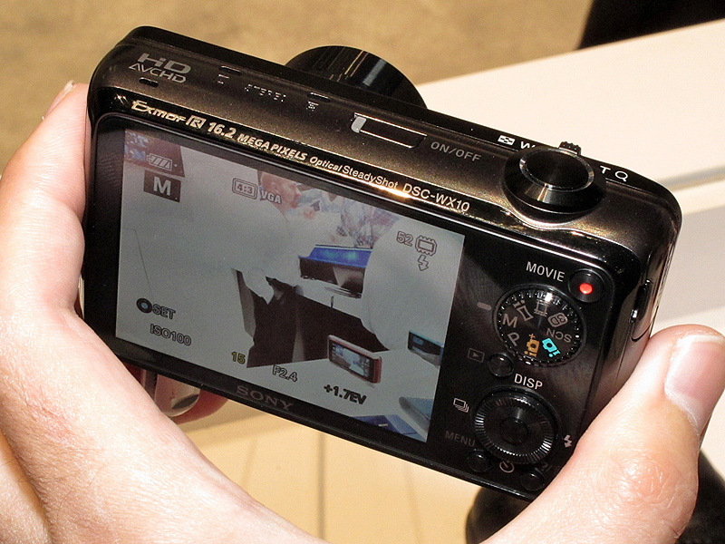 <b>サイバーショットDSC-WX10（280ドル）。ハイスピードリニアフォーカス対応。画素数は1,610万。広角24mm相当からの7倍ズームレンズ。液晶モニターは2.8型</b>