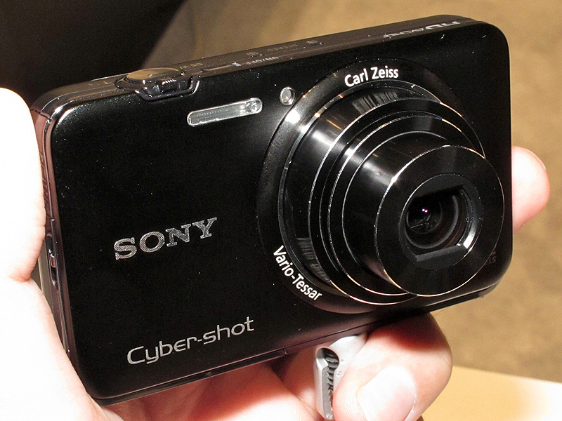 <b>サイバーショットDSC-WX9（220ドル）。画素数1,610万。広角25mからの5倍ズームレンズ搭載。液晶mにたーは3型</b>