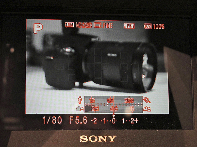 <b>被写体からピントを外すとピーキング表示が消える</b>