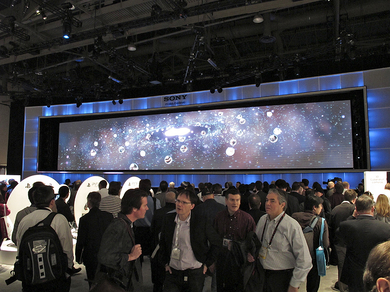 <b>大型のワイドス画面で3D映像などを上映していた</b>