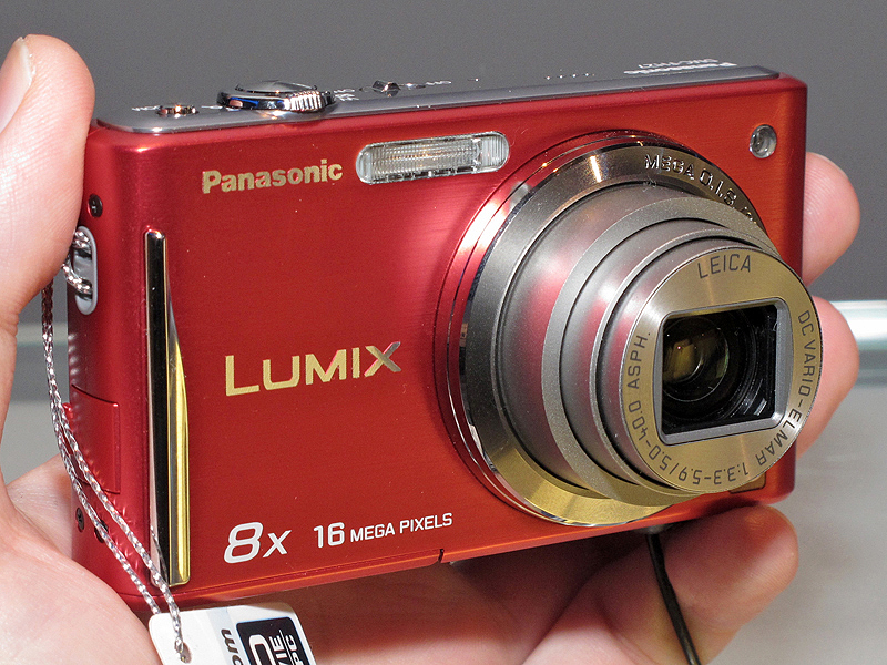 <b>LUMIX DMC-FH27。撮像素子は1,610万画素。レンズは広角28mmからの8倍ズーム。3型のタッチパネル式液晶モニターを採用</b>