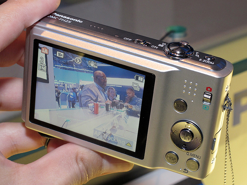 <b>LUMIX DMC-FH25。DMC-FH27の液晶モニターサイズを2.7型にしたモデル</b>