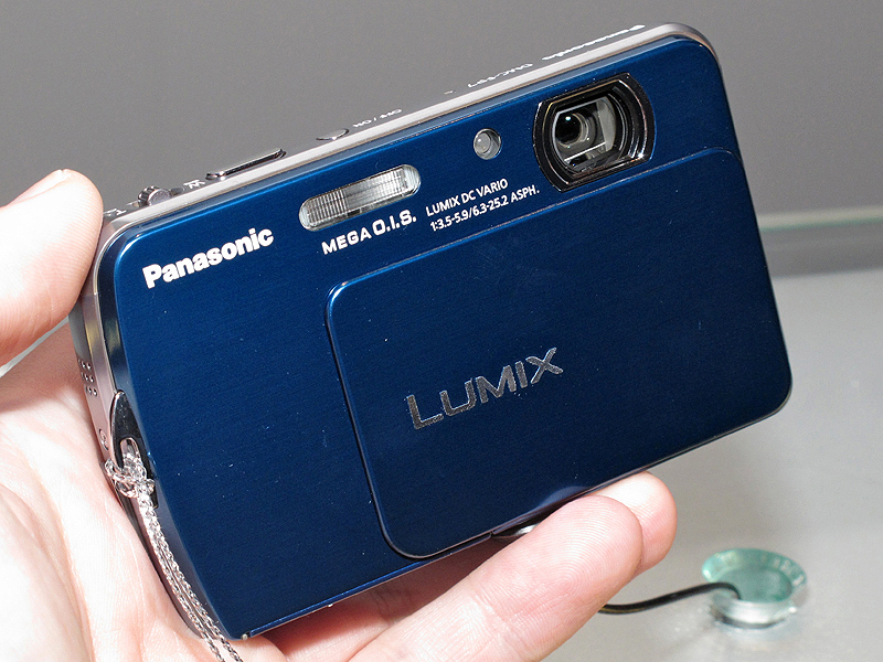 <b>LUMIX DMC-FP7。スライドバリア採用機。撮像素子は1,610万画素。レンズは広角35mm相当からの4倍ズーム。液晶モニターはタッチパネル式の3.5型</b>