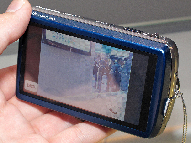 <b>LUMIX DMC-FP7。スライドバリア採用機。撮像素子は1,610万画素。レンズは広角35mm相当からの4倍ズーム。液晶モニターはタッチパネル式の3.5型</b>
