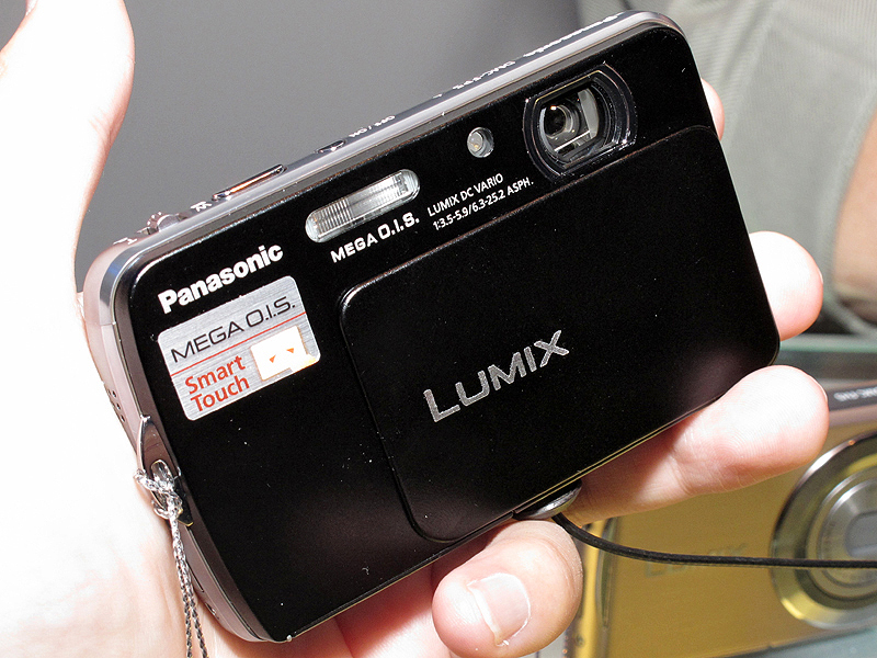 <b>LUMIX DMC-FP5。DMC-FP7に対して画素数を1.410万画素にし、タッチ式液晶モニターのサイズを3型に変更したモデル</b>