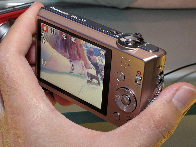 <b>LUMIX DMC-FH5。撮像素子は1,610万画素。広角28mmからの4倍ズームレンズを採用。液晶モニターは2.7型</b>