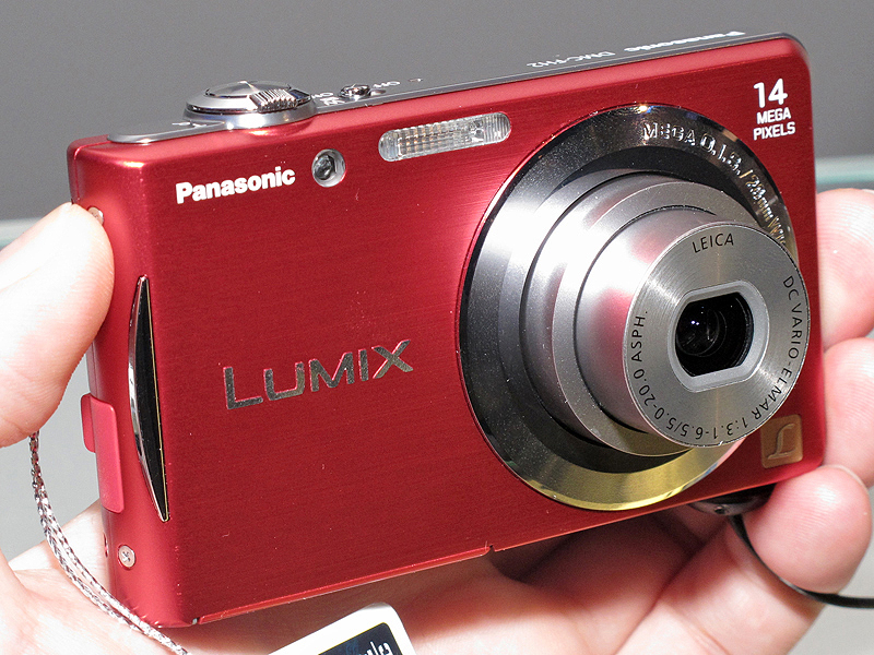 <b>LUMIX DMC-FH2。DMC-FH5の撮像素子を1,410万画素に変更したモデル</b>