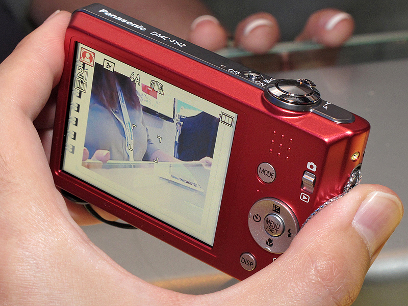 <b>LUMIX DMC-FH2。DMC-FH5の撮像素子を1,410万画素に変更したモデル</b>