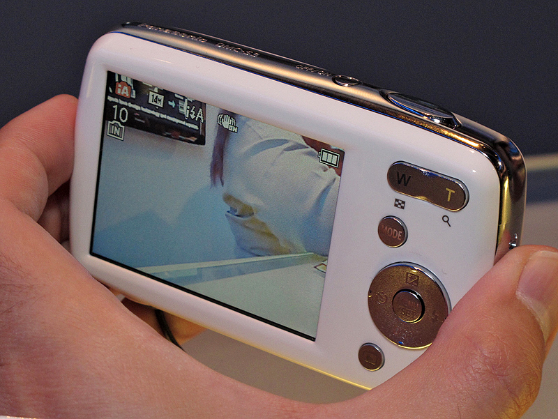 <b>LUMIX DMC-S3。撮像素子は1,410万画素。広角28mm相当からの4倍ズームレンズを搭載。液晶モニターは2.7型</b>