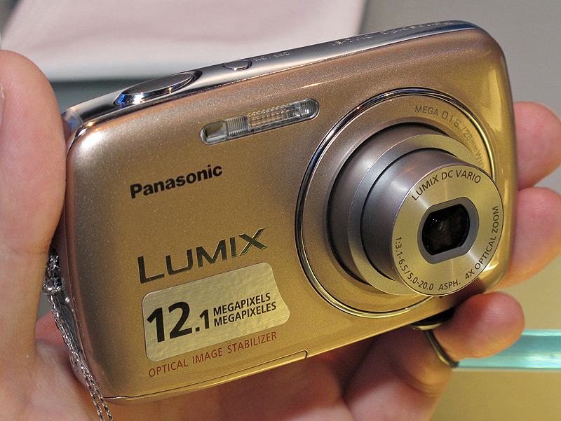 <b>LUMIX DMC-S1。DMC-S3の画素数を1,210万画素にしたモデル</b>
