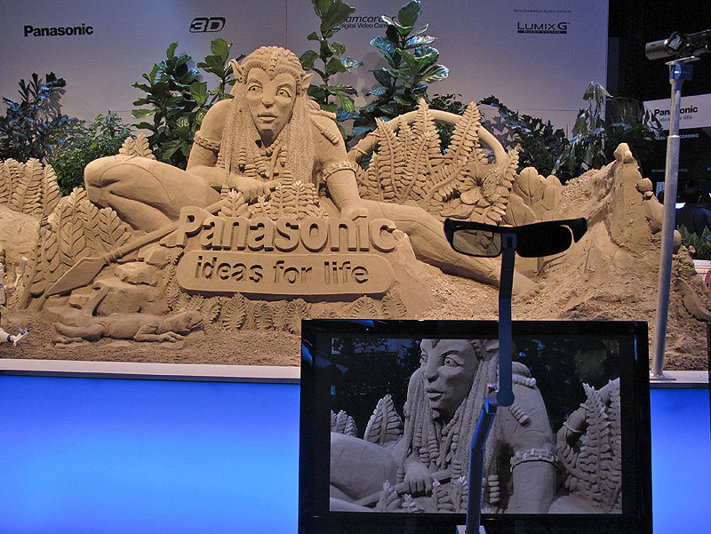 <b>ブースには砂で作った彫像を展示。3D対応カメラで撮影した映像を手前のビエラで表示している</b>