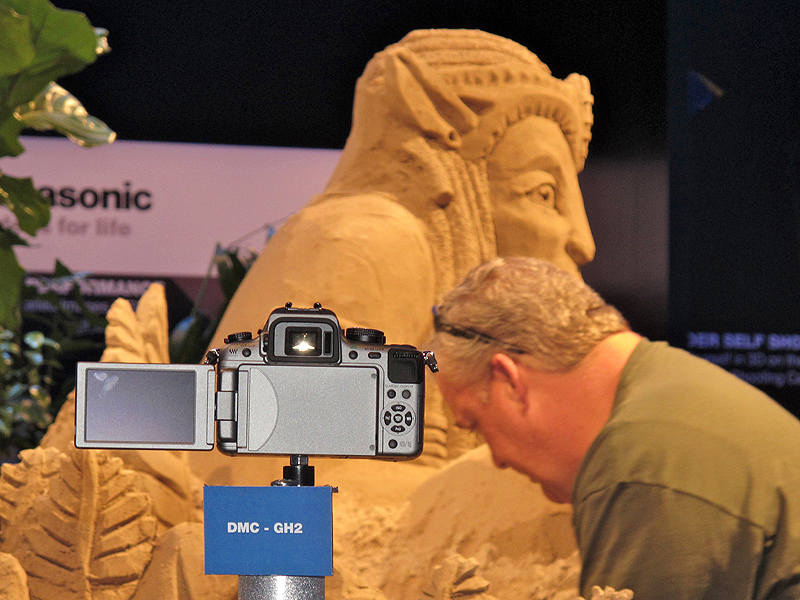 <b>3D対応レンズを装着したLUMIX DMC-GH2の映像も見ることができる。</b>