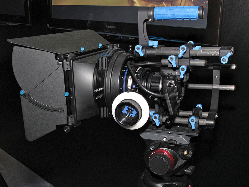 <b>LUMIX DMC-GH2にリグ、マットボックス、フォローフォーカス、外部モニターなどを装着したデモも実施。プロやハイアマチュア向けの動画制作に向けたアプローチをしていた</b>