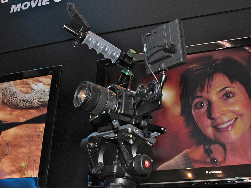 <b>LUMIX DMC-GH2にリグ、マットボックス、フォローフォーカス、外部モニターなどを装着したデモも実施。プロやハイアマチュア向けの動画制作に向けたアプローチをしていた</b>