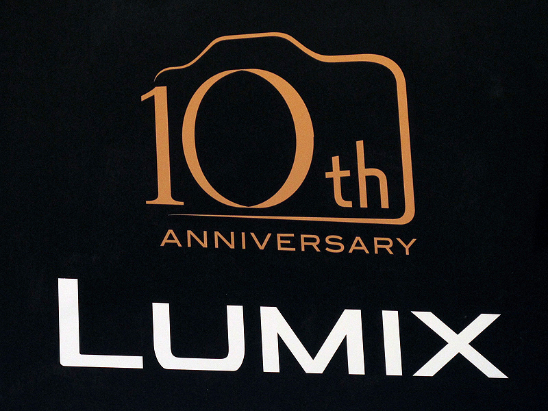 <b>2011年にLUMIXブランドが10周年を迎えることに関するメッセージも</b>