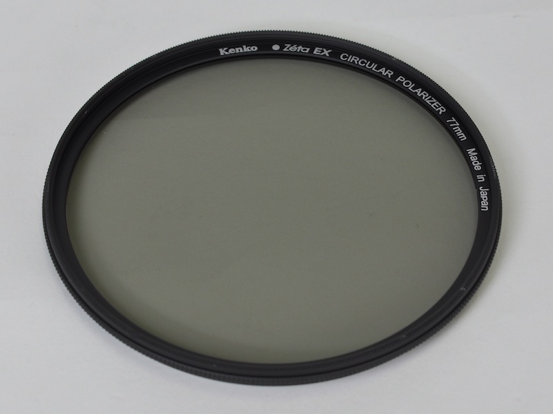 <b>ガラス厚は0.8mm。明るいだけでなく薄いのも特徴だ</b>