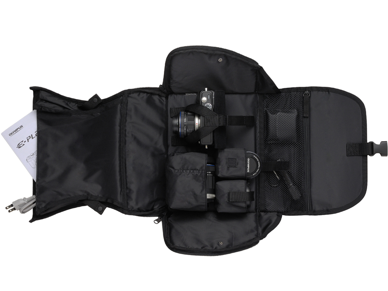 <b>CBG-7のファスナーを開いて展開したところ</b>