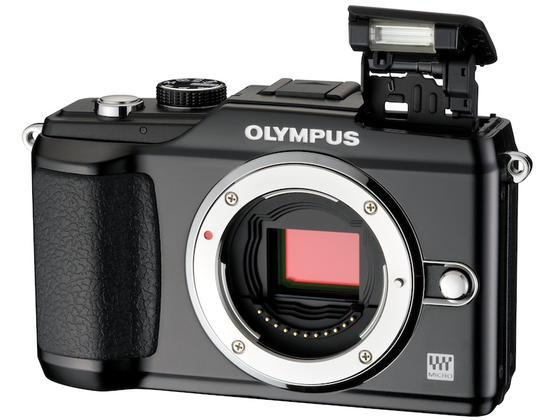 <b>ポップアップ式のストロボを内蔵する</b>