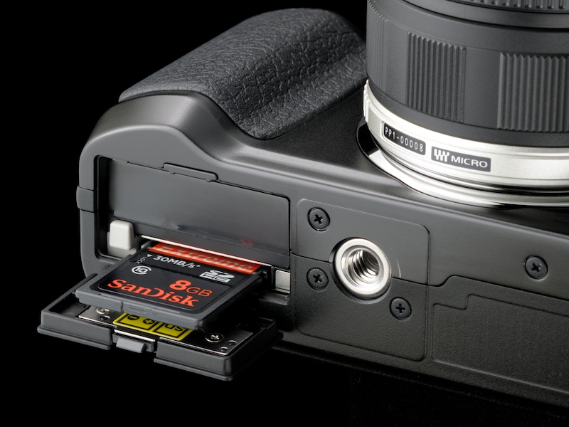 <b>記録メディアおよびバッテリー室</b>