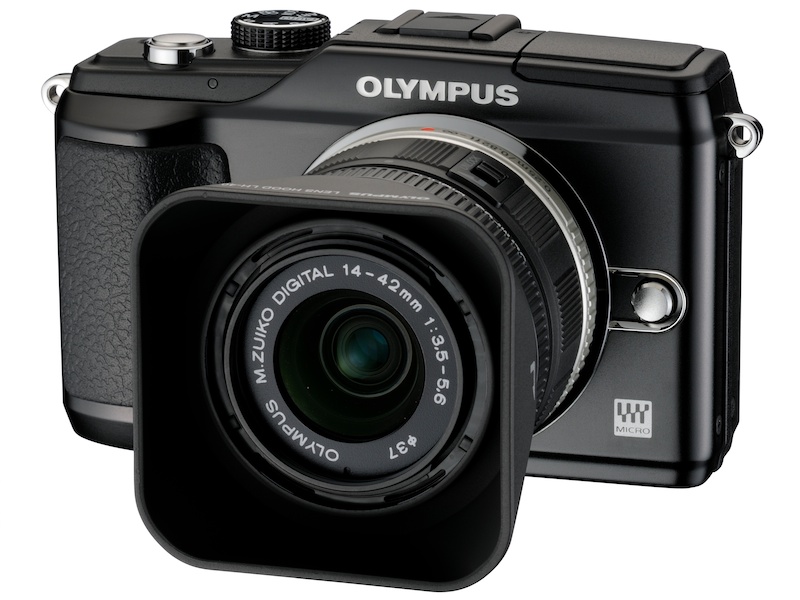 <b>M.ZUIKO DIGITAL 14-42mm F3.5-5.6 IIと専用フードの装着例</b>