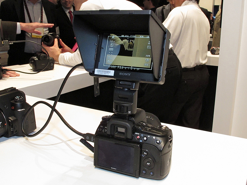 <b>α55に装着したCLM-V55。2011 International CESでの展示から（以下同）</b>