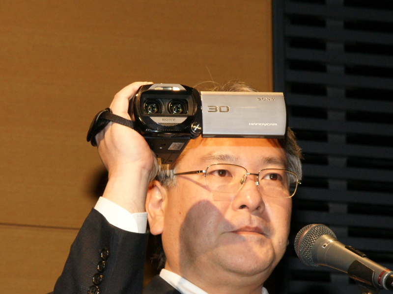 <b>同時発表のハイビジョン3D対応ハンディカム「TD-10」（4月発売）を手にしてアピールする場面も</b>
