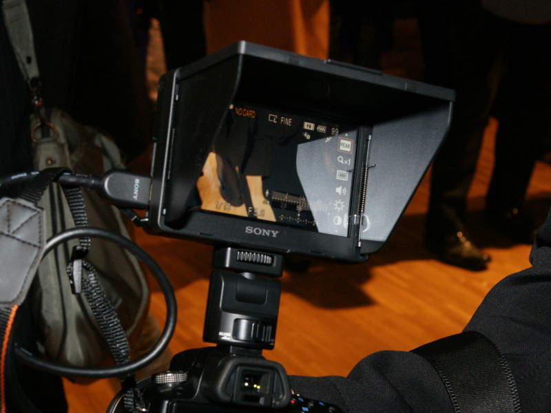 <b>CLM-V55の装着例。フードは脱着式</b>