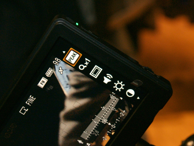 <b>モニターの設定メニュー。ピーキング機能のオン/オフなどを行なえる</b>