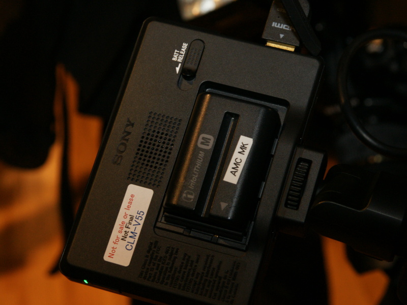 <b>バッテリーは背面に装着。一部のαシリーズで採用していたバッテリー「NP-FM500H」などを使用できる</b>