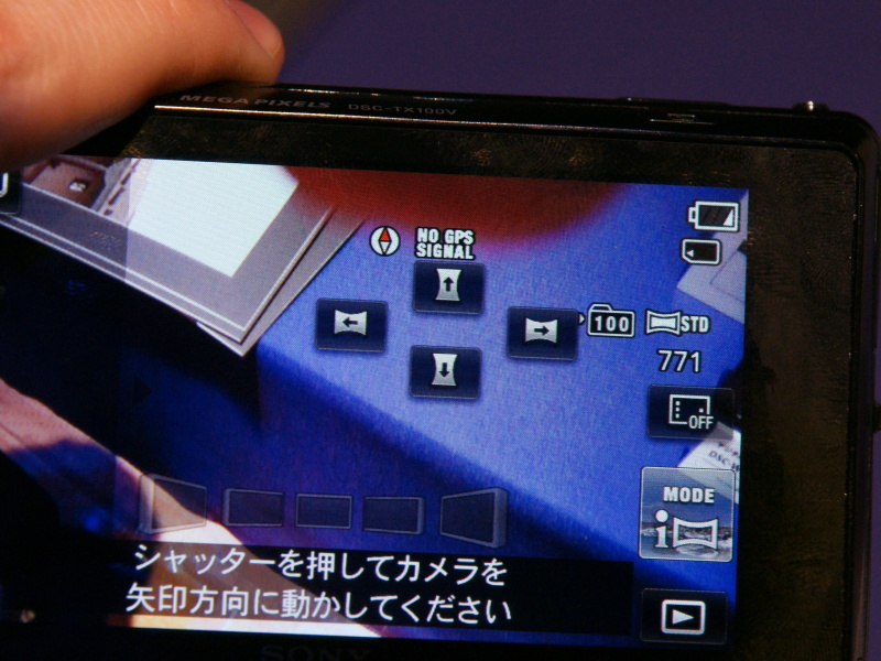 <b>スイングパノラマの撮影時、撮影画面で直接スイング方向を選択できるようになった。モード選択ボタンが大型化しているのも従来からの変更点</b>